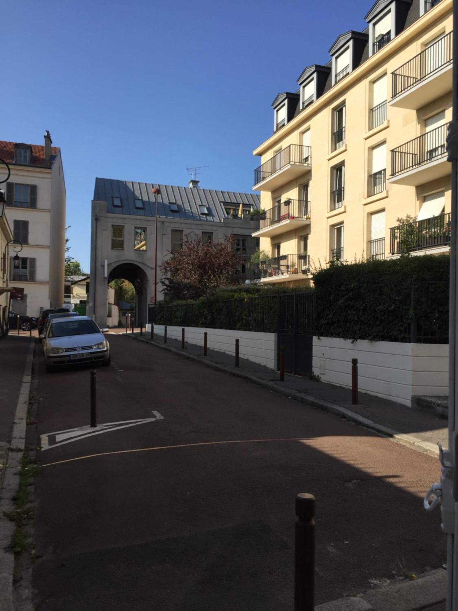 Proche Du Chateau De Versaillles Une Chambre Avec Jardin Versailles Exterior foto